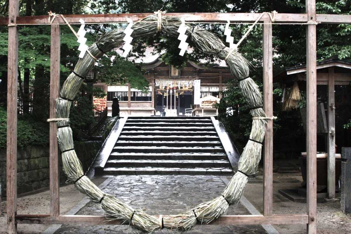 茅の輪くぐりとは？神社で行われる意味から知る、くぐり方と作法