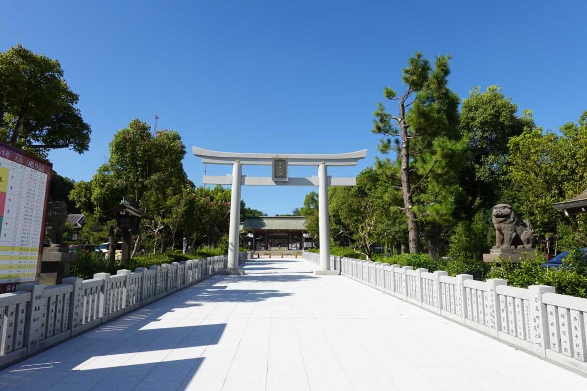 護国神社とは?靖国神社との違い、招魂社の歴史から現在の役割まで解説