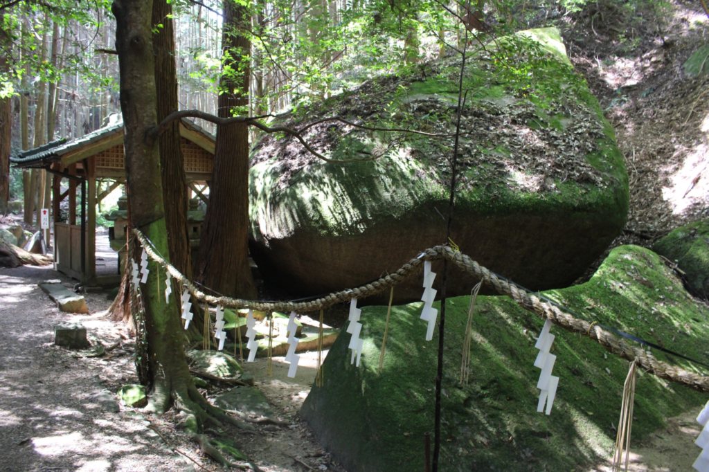 御神体とは何か。山・岩・鏡・女陰、見てはいけないものから触れられるものまで