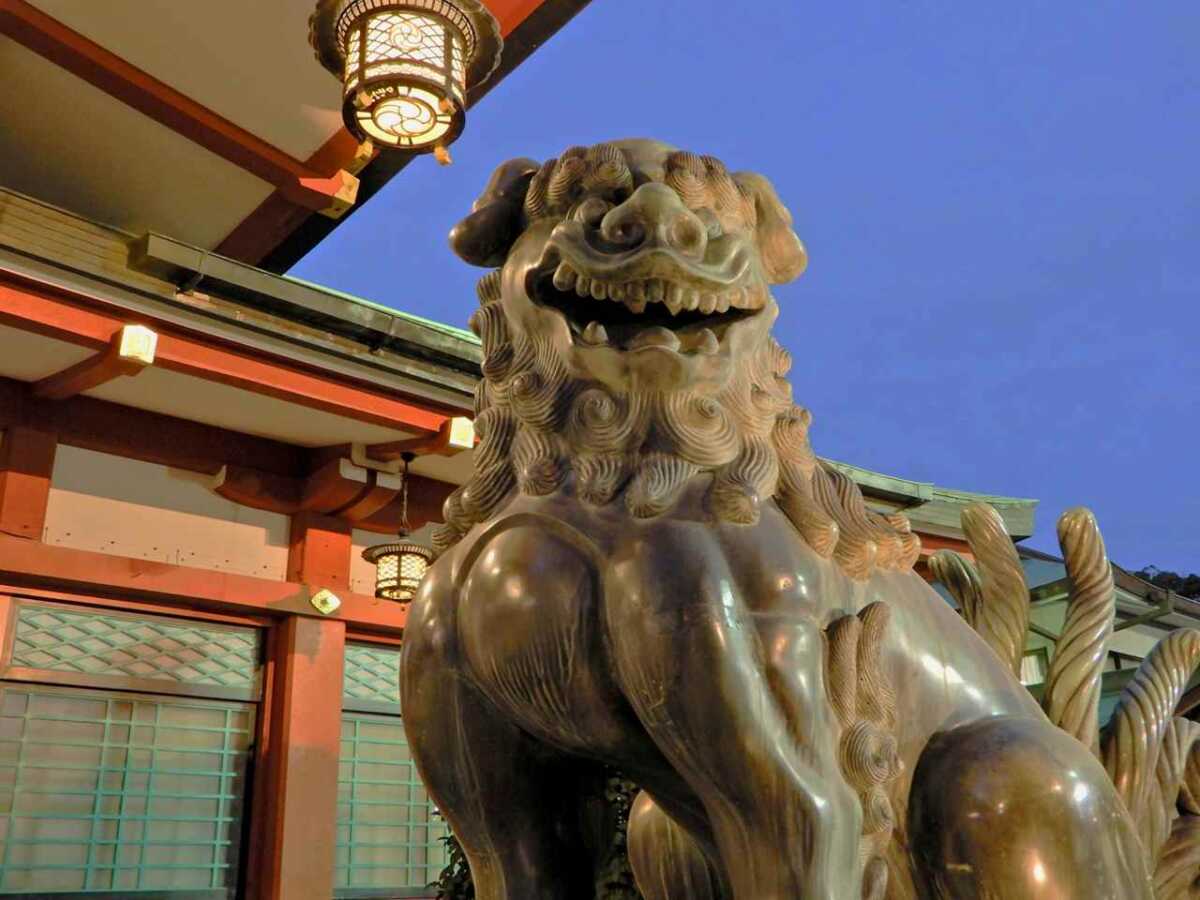 狛犬とは?(こまいぬ)神社にいる意味や種類、沖縄のシーサーとの違い