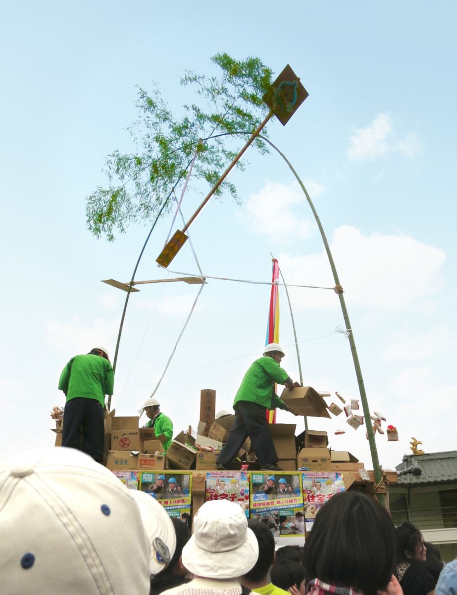 今は珍しくなった建前（たてまえ）餅まき