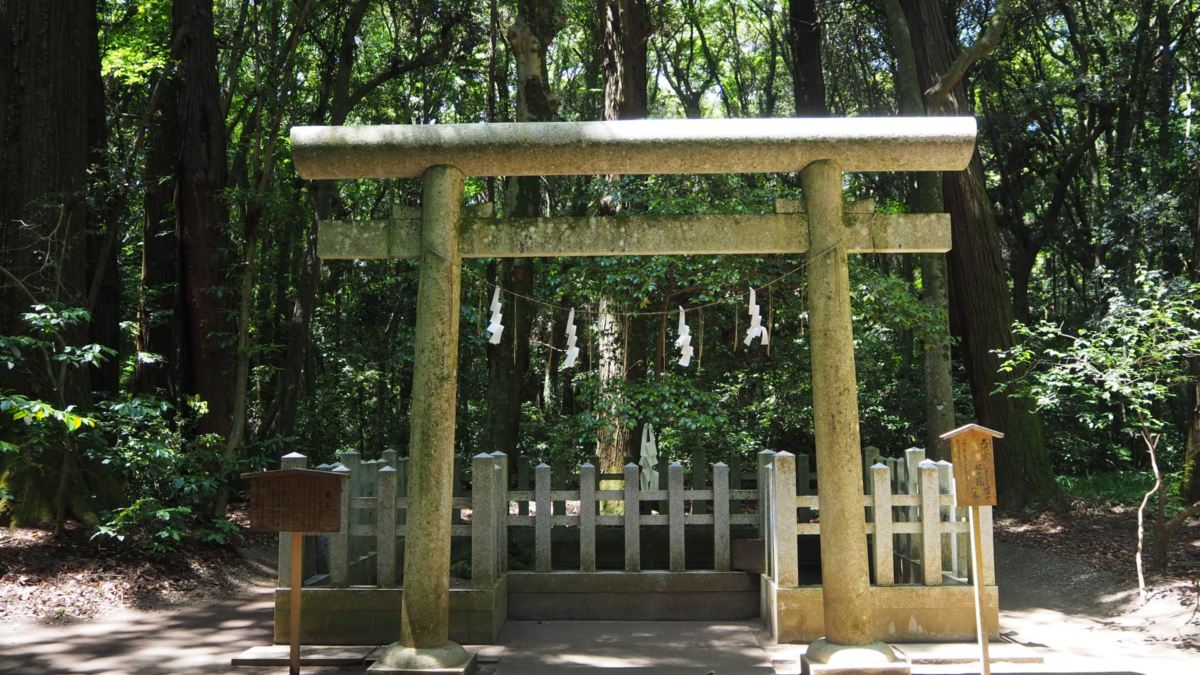 要石は、茨城県鹿嶋市の鹿島神宮の境内にあります