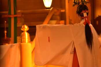 巫女（みこ）とは？服（装束）や髪型、鈴などの意味・役割