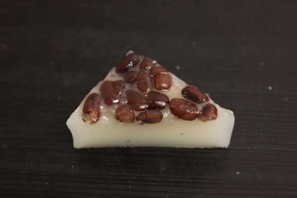 6月の終わりには三角形に切った外郎生地に小豆を載せた生菓子「水無月」を口にする風習があります