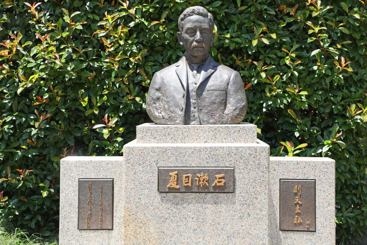 夏目漱石はどんな人?千円札のお札になった偉人の経歴や代表作