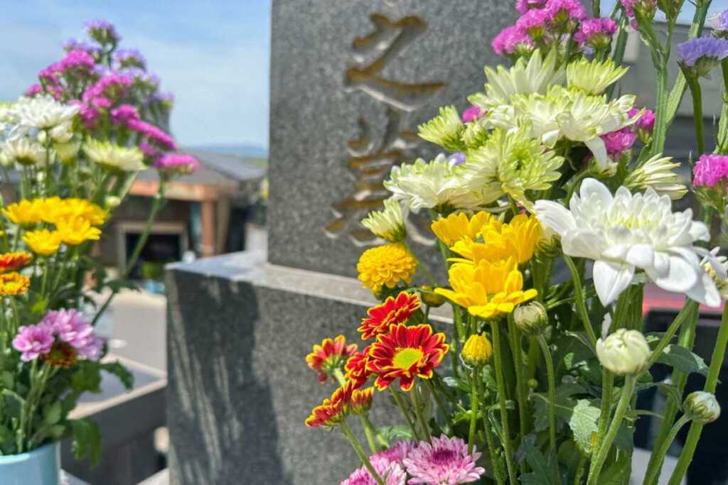 お盆の期間はいつからいつまで？盆提灯やお供え、お盆にやることの意味